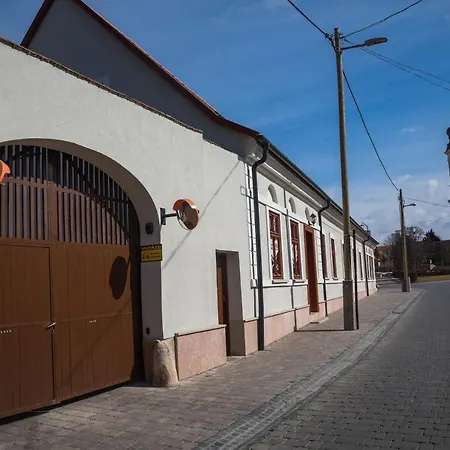 Kossuth Apartmanhaz * Tata