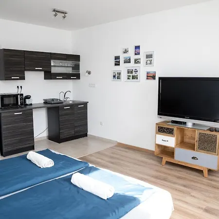 Апартаменты Kossuth Apartmanhaz Тата