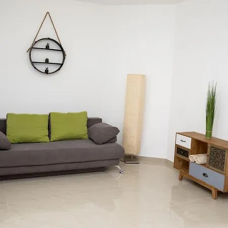 Kossuth Apartmanhaz * Tata