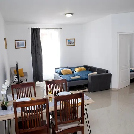 Kossuth Apartmanhaz * Tata