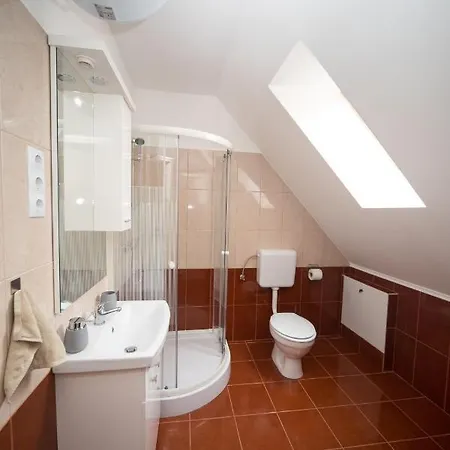 Kossuth Apartmanhaz * Tata