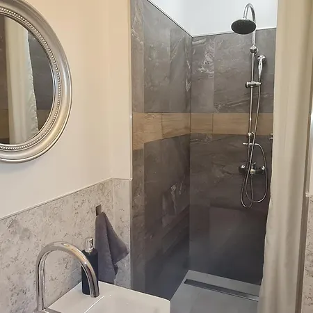 Kossuth Apartmanhaz * Tata
