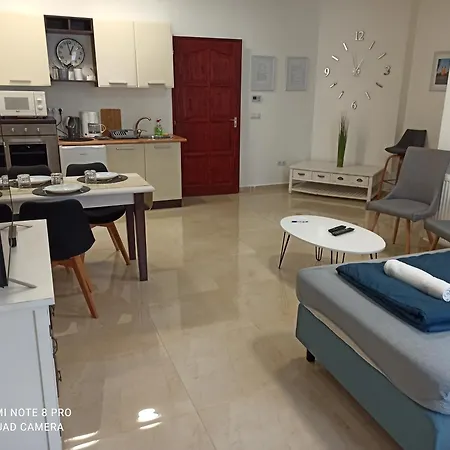 Kossuth Apartmanhaz タタ