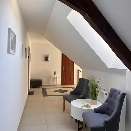 Kossuth Apartmanhaz * Тата