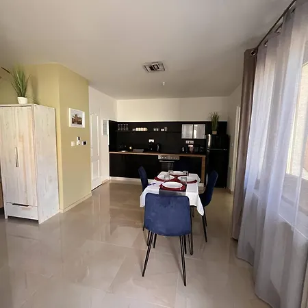 Апартаменты Kossuth Apartmanhaz Тата