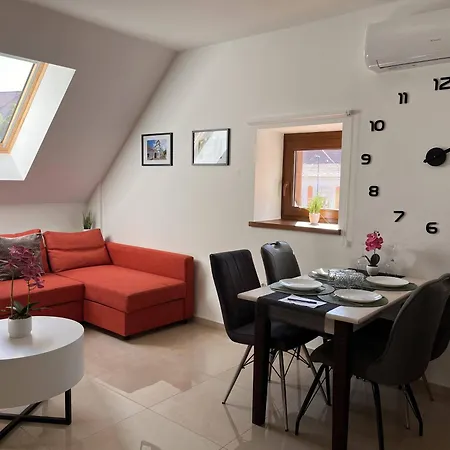 Kossuth Apartmanhaz * Тата